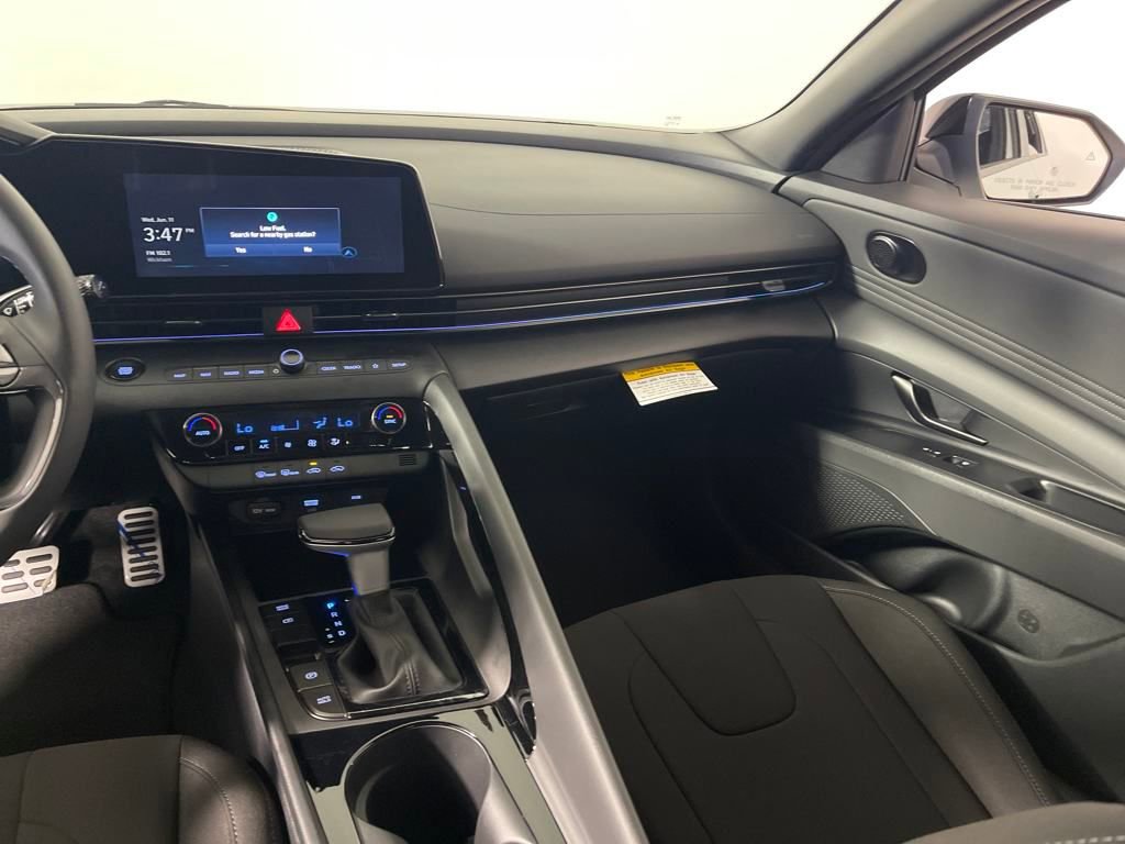 New 2025 Hyundai Elantra SEL image 17
