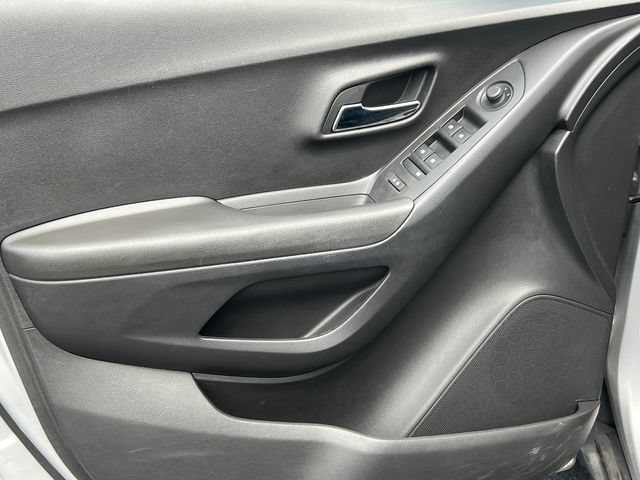 Used 2018 Chevrolet Trax LT w/ LT Convenience Package FWD image 13