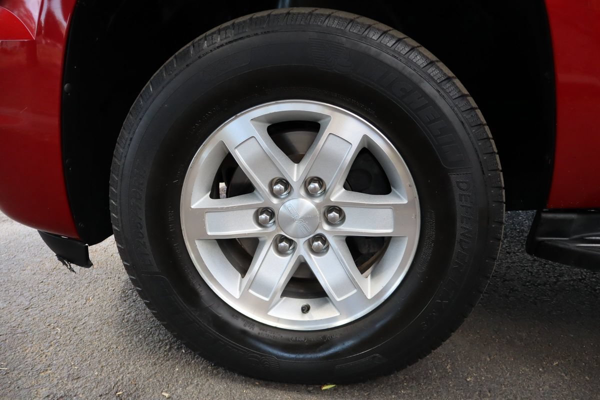 Used 2013 GMC Yukon SLT w/ SLT-2 Equipment Package AWD/4WD image 41