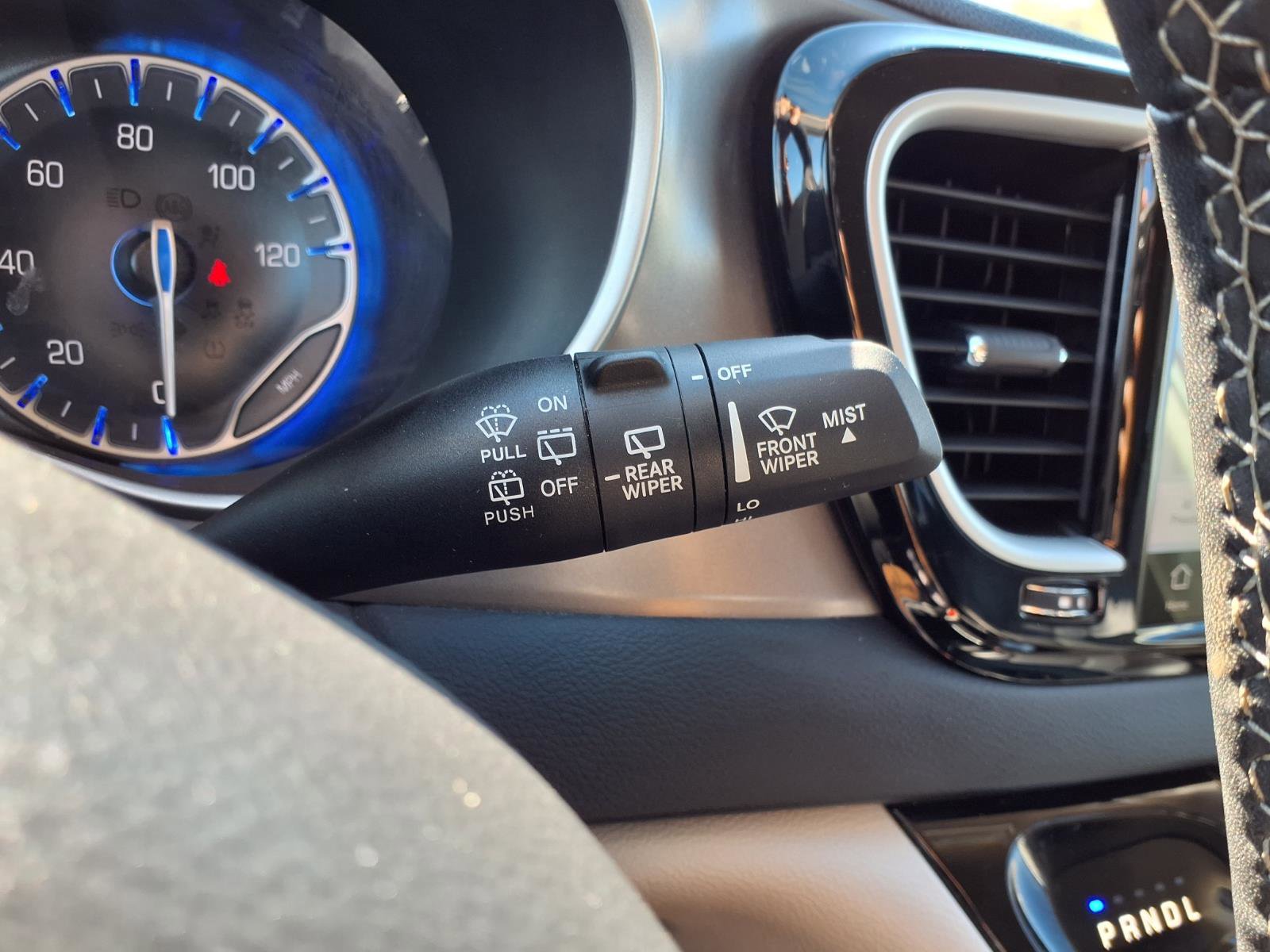 Used 2023 Chrysler Pacifica Touring-L FWD image 23