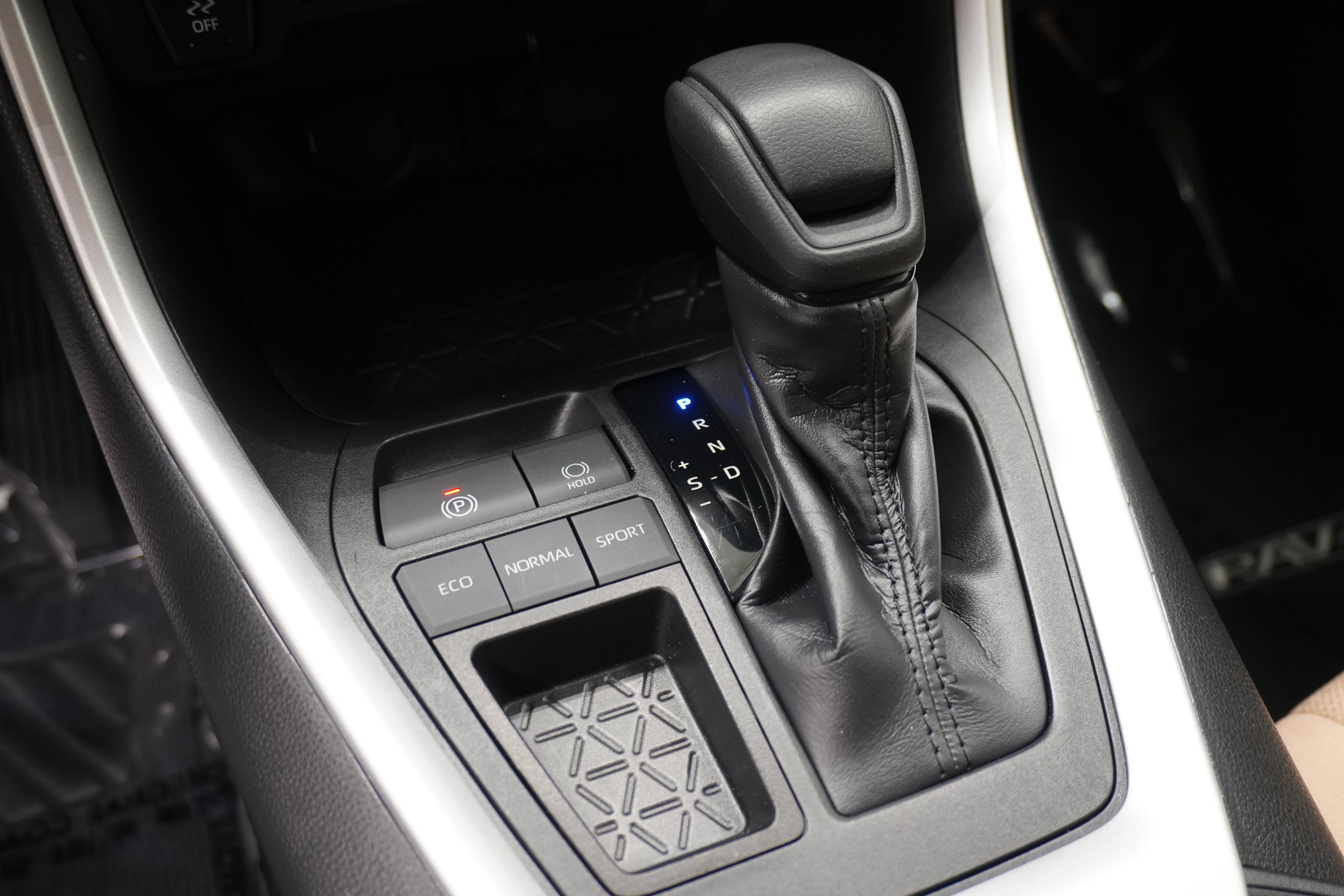 Used 2020 Toyota RAV4 XLE FWD image 21