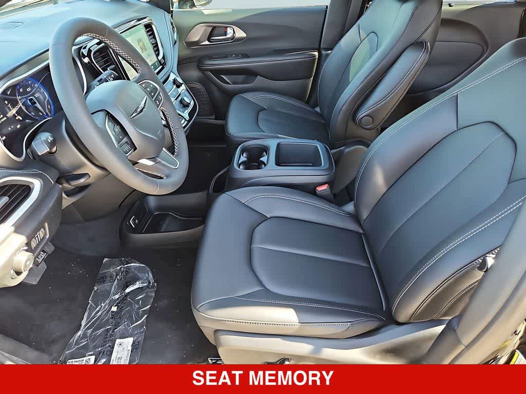 New 2026 Chrysler Pacifica Select FWD image 17