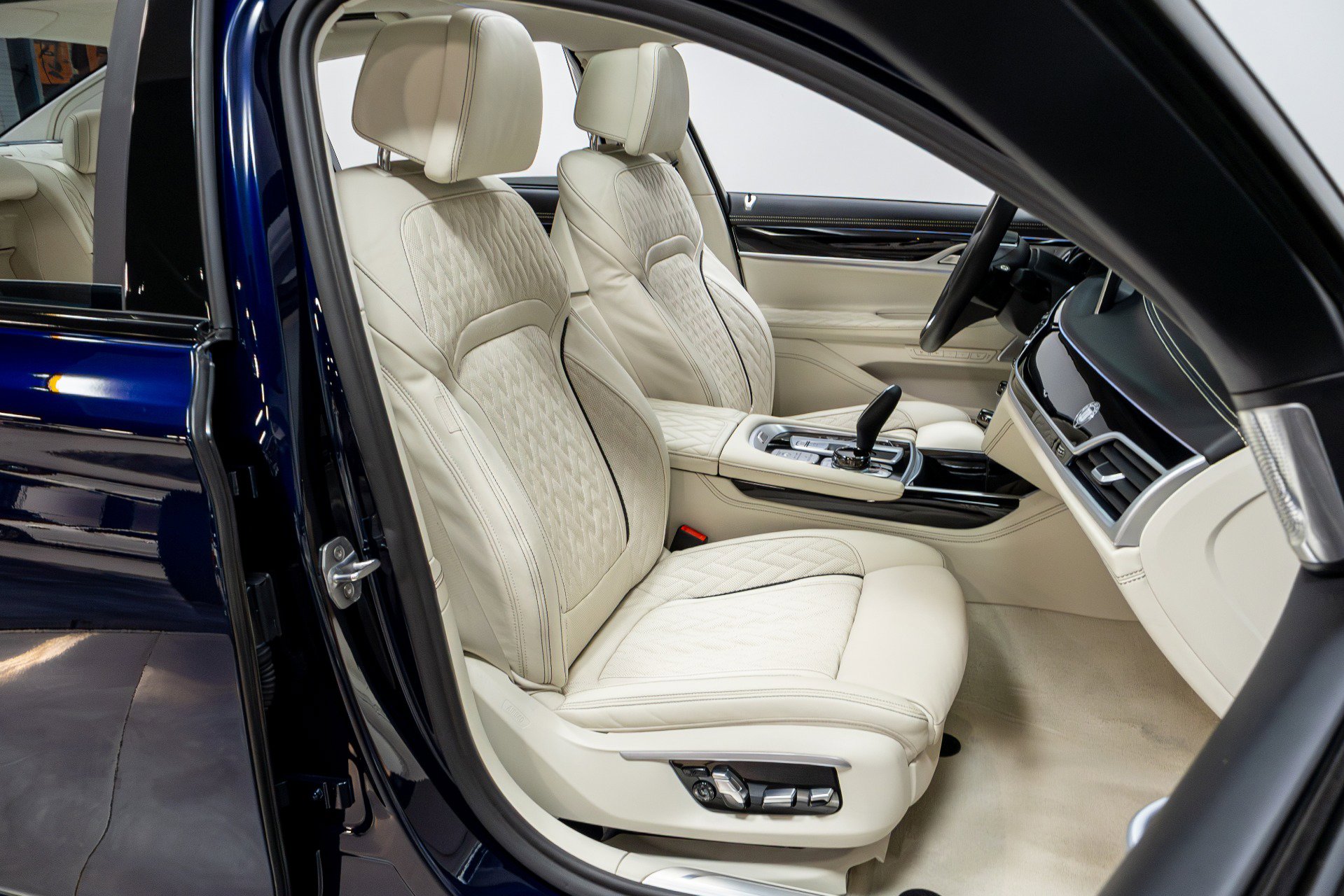 Used 2020 BMW ALPINA B7 xDrive w/ Interior Design Package image 23