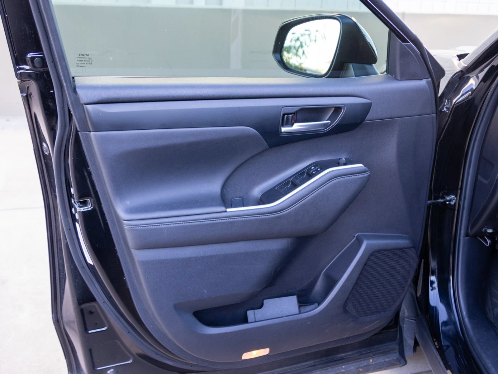 Used 2024 Toyota Highlander XLE FWD image 9