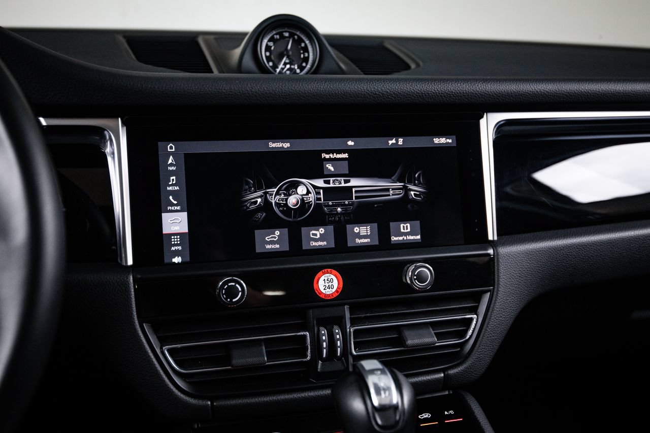 Certified 2023 Porsche Macan AWD/4WD image 18