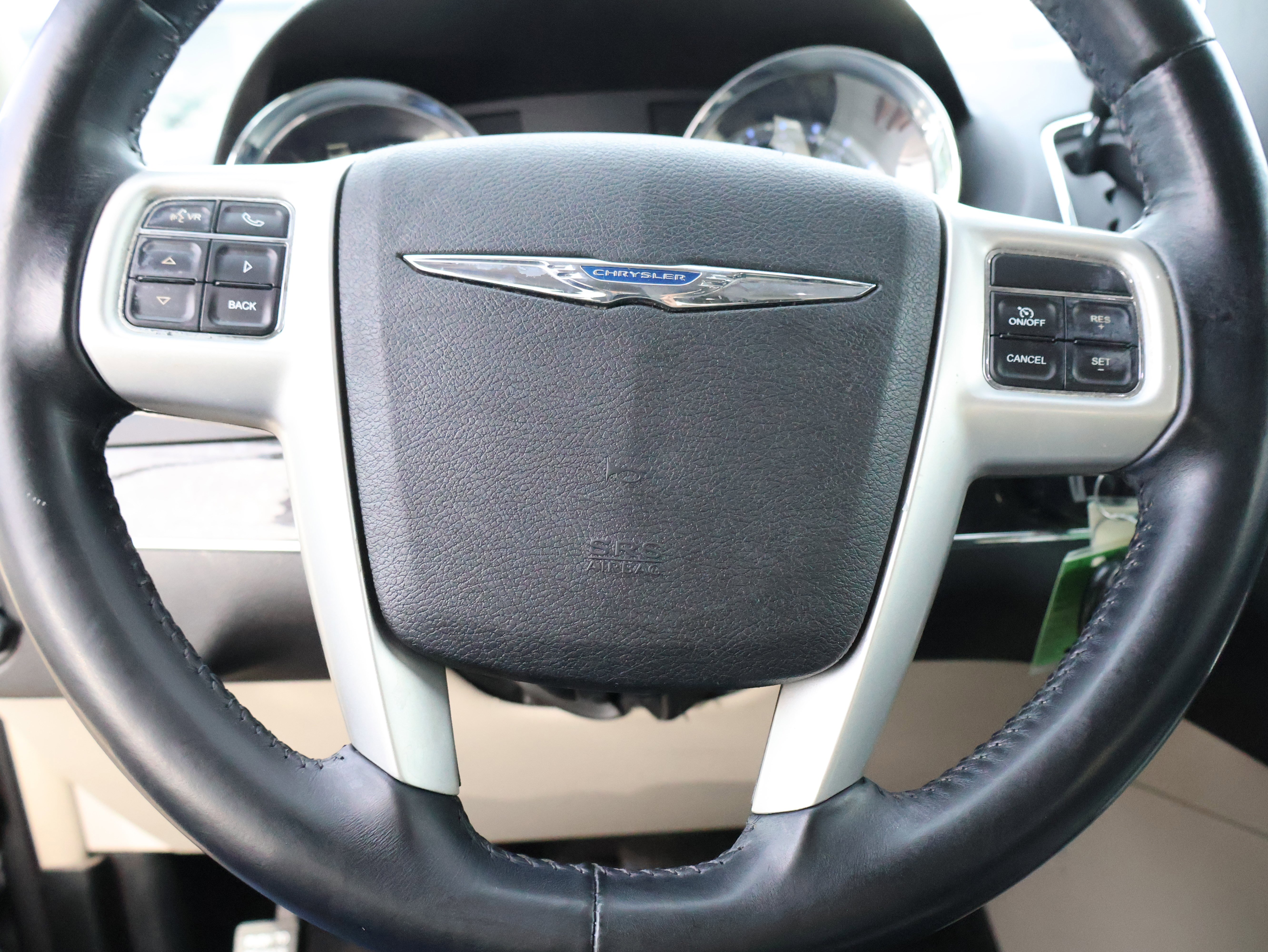 Used 2014 Chrysler Town & Country Touring image 23