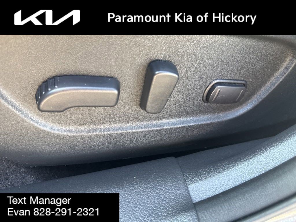 Used 2017 Nissan Rogue SV w/ Sun & Sound Touring Package image 19