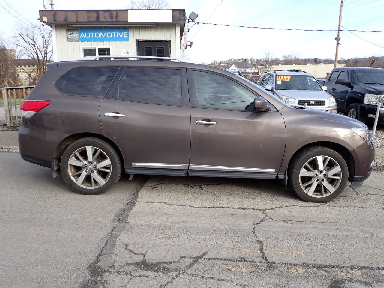 Used 2015 Nissan Pathfinder Platinum w/ Family Entertainment Package image 2