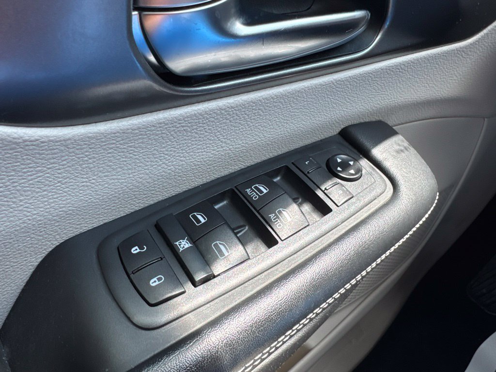 Used 2021 Chrysler Pacifica Touring-L w/ Premium & Safety Sphere Group AWD/4WD image 9