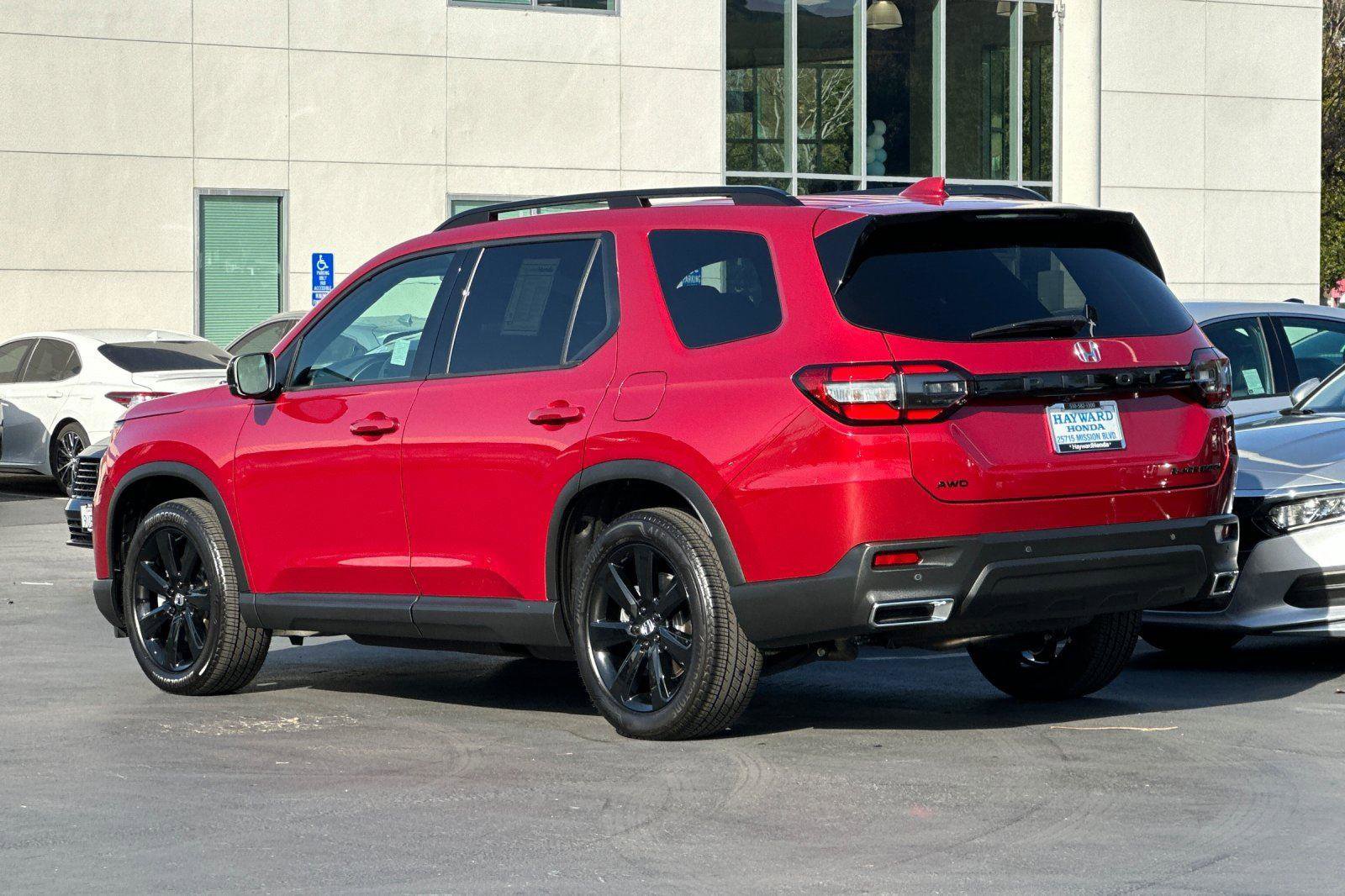 Certified 2025 Honda Pilot Black Edition image 5