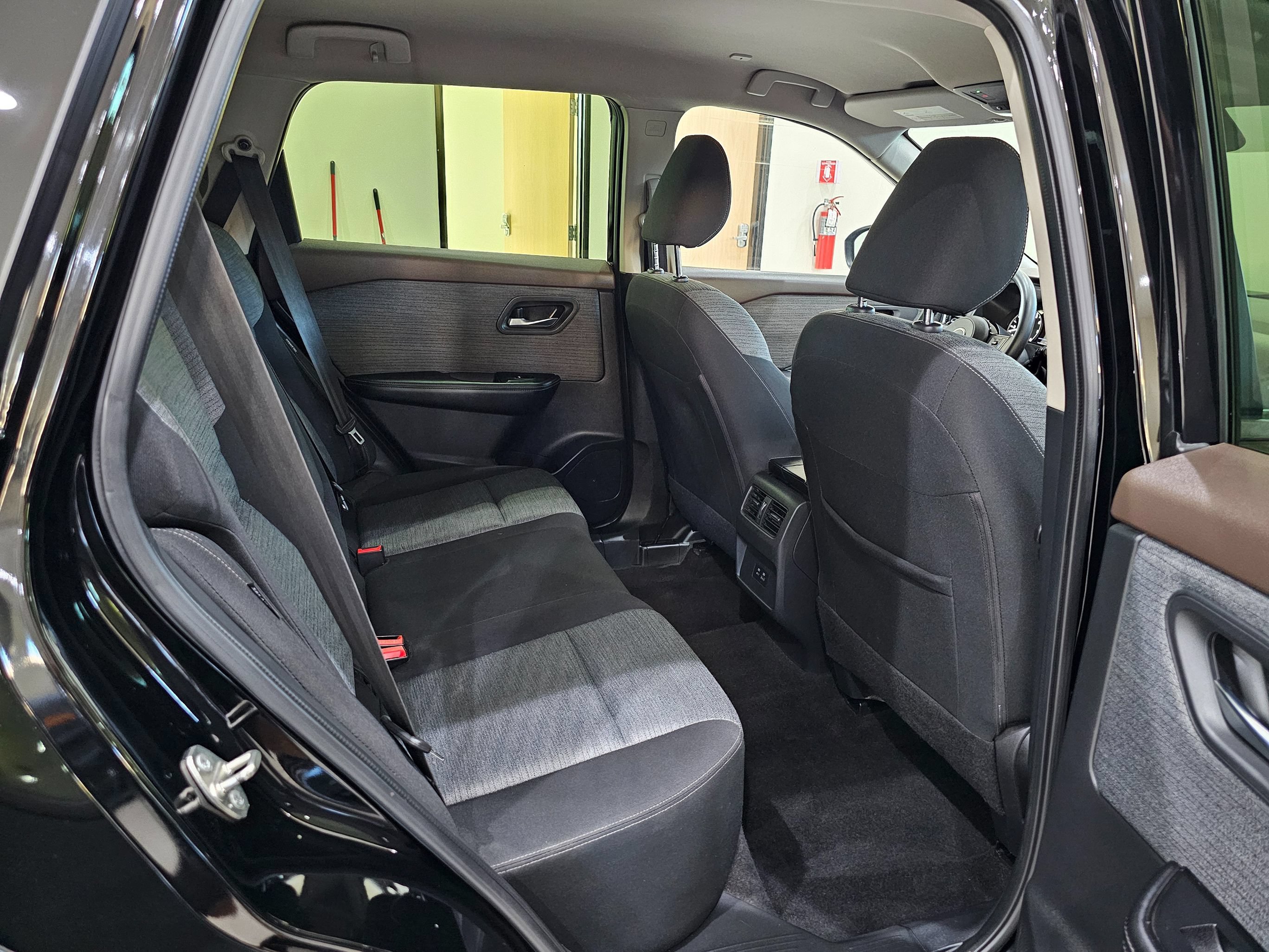 Used 2023 Nissan Rogue SV FWD image 29