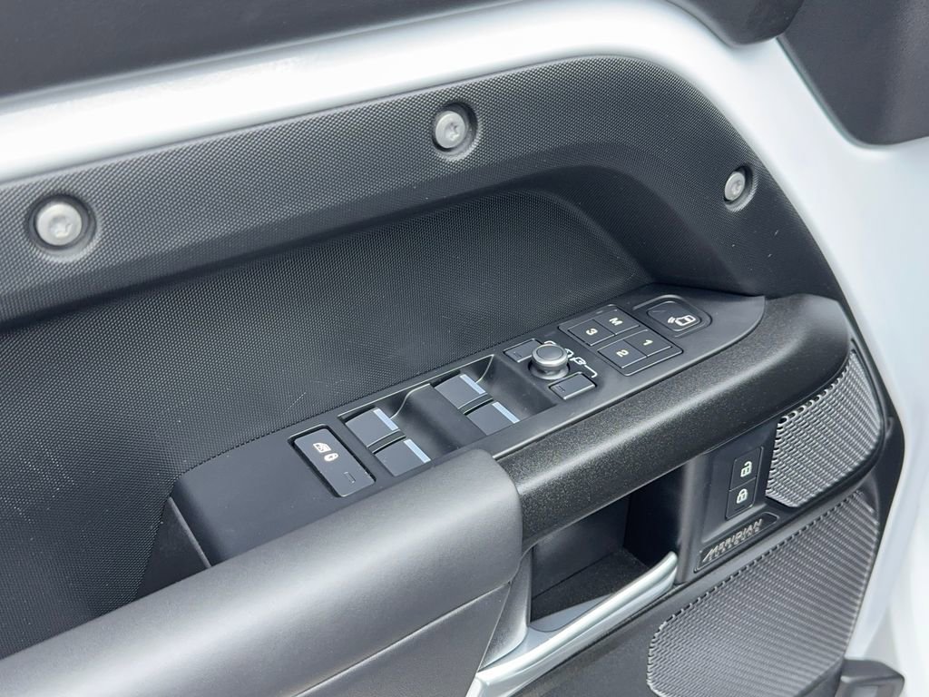 Used 2023 Land Rover Defender 110 V8 image 40