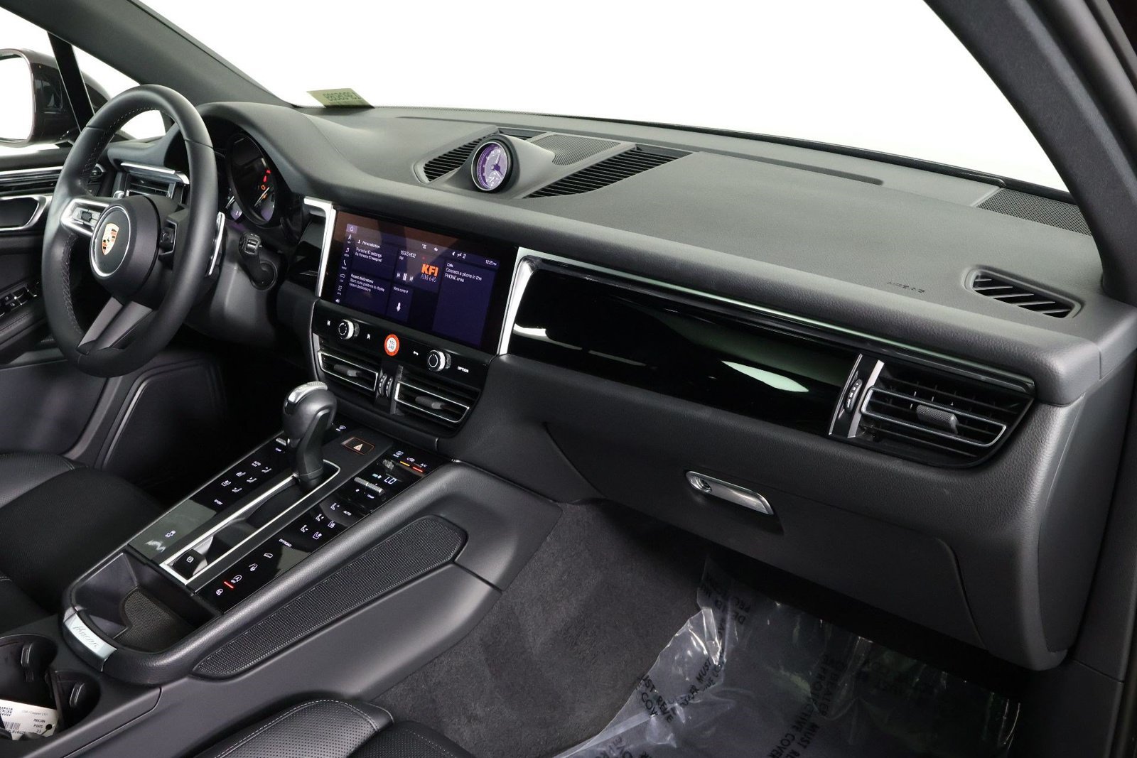 Certified 2023 Porsche Macan AWD/4WD image 24