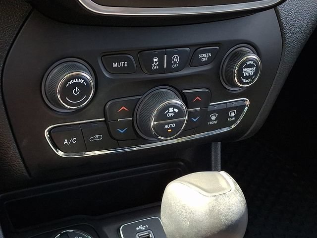 Used 2022 Jeep Cherokee Trailhawk AWD/4WD image 15