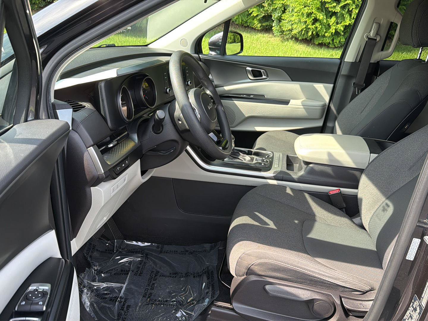 Used 2022 Kia Carnival LX FWD image 9