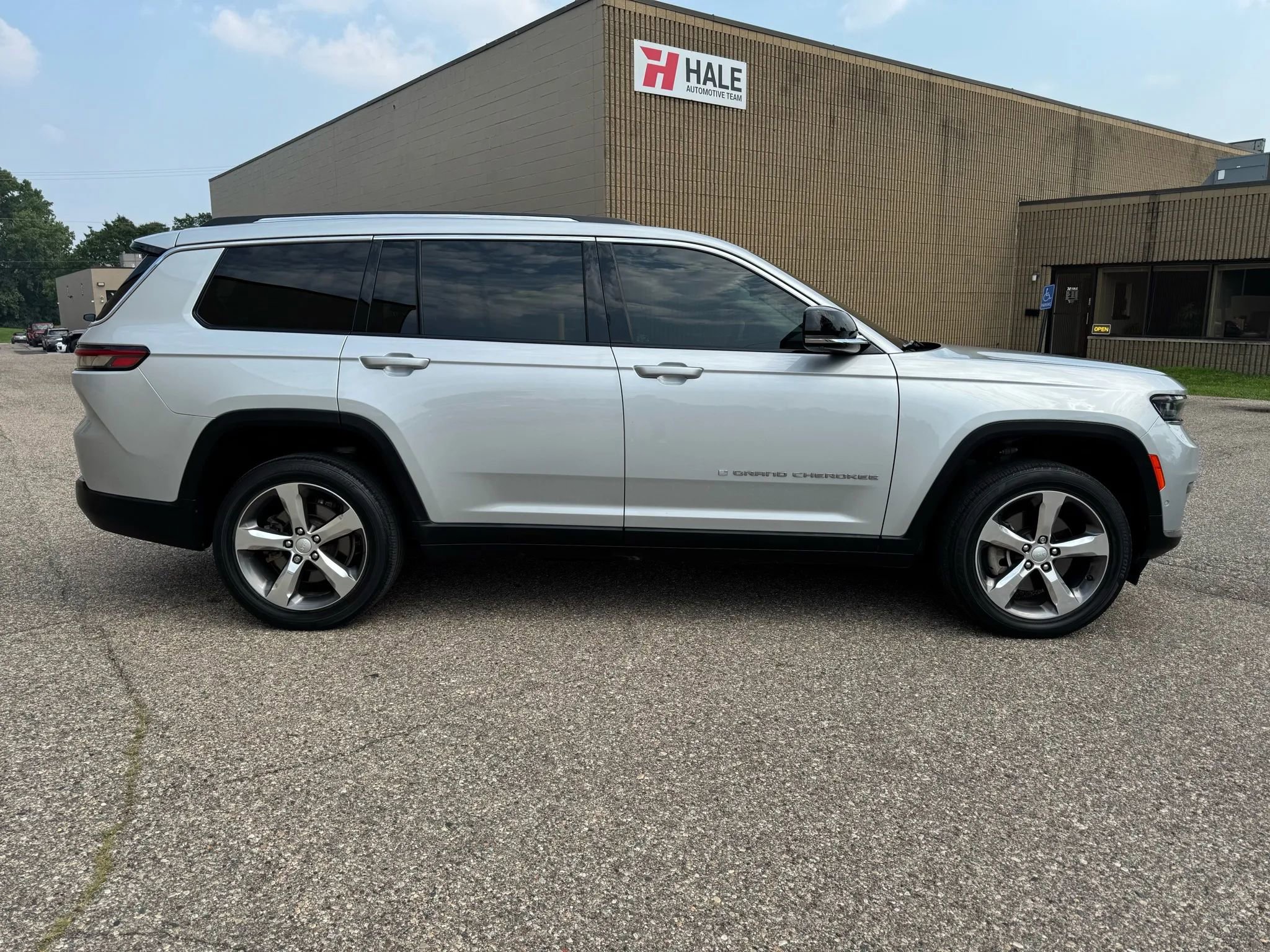 Used 2021 Jeep Grand Cherokee L Limited w/ Luxury Tech Group II image 11