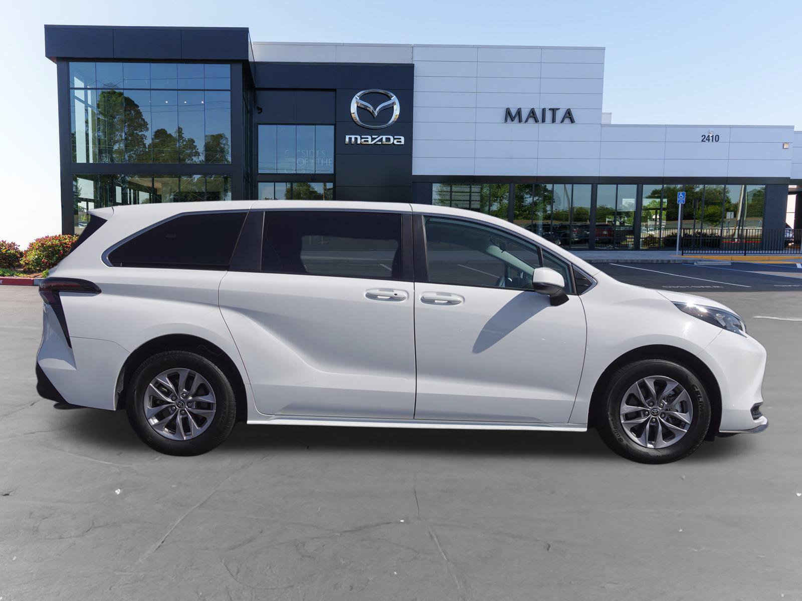Used 2025 Toyota Sienna LE FWD image 2