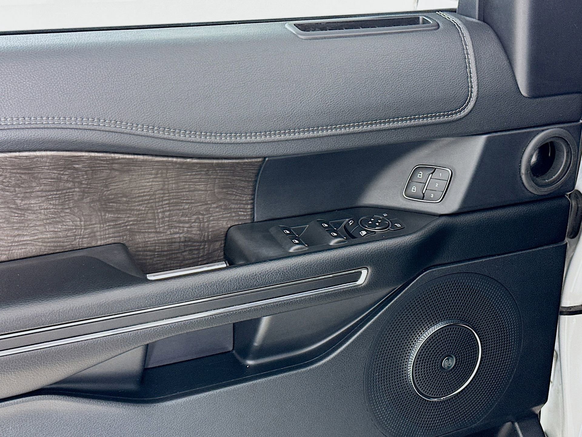 Used 2021 Ford Expedition Limited image 19