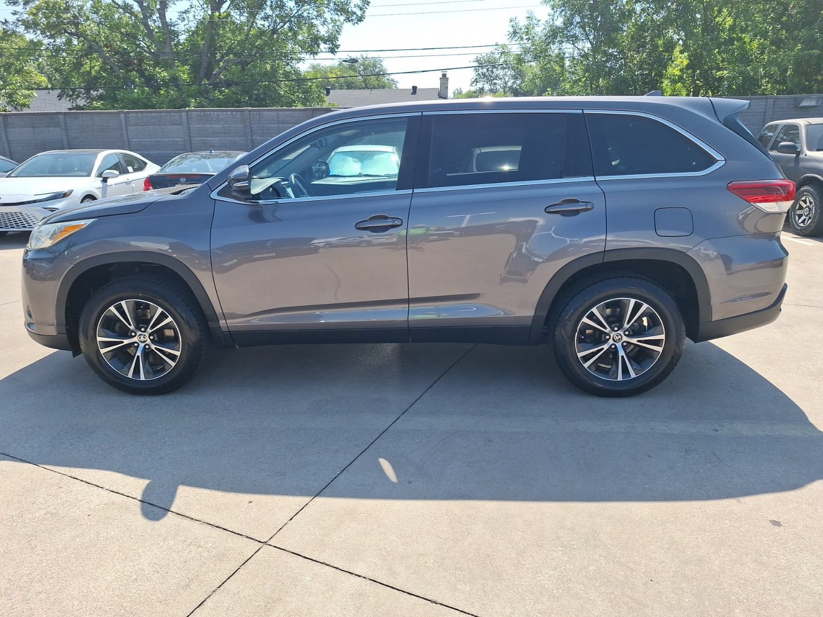 Used 2019 Toyota Highlander Plus FWD image 3
