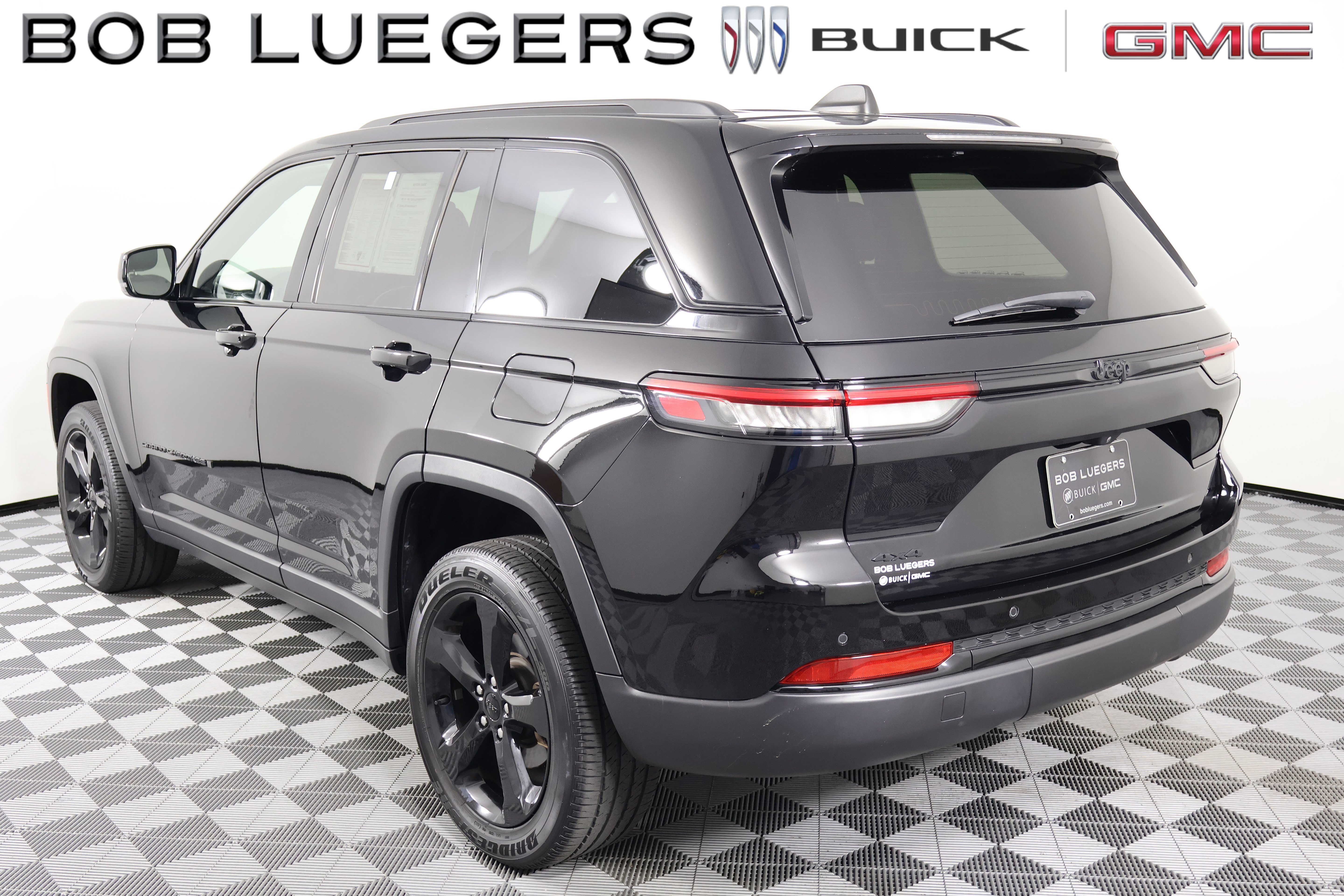 Used 2023 Jeep Grand Cherokee Altitude AWD/4WD image 4