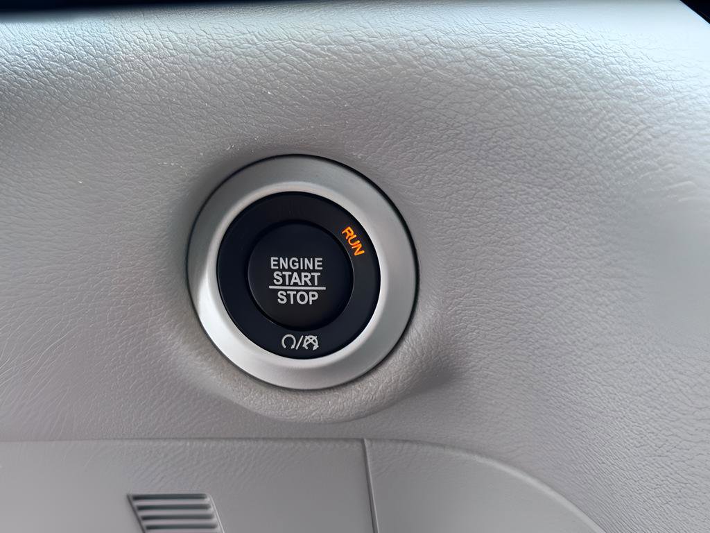 Used 2023 Chrysler Pacifica Touring-L FWD image 17