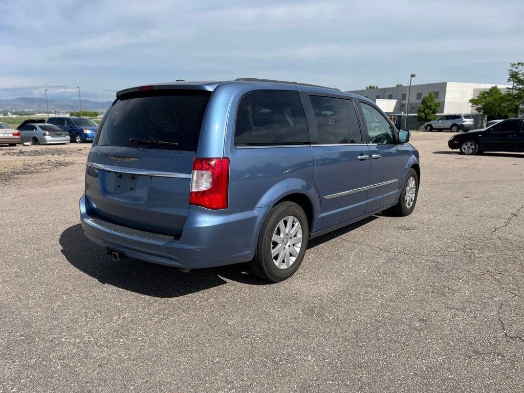 Used 2011 Chrysler Town & Country Touring-L w/ Entertainment Group #2 FWD image 5