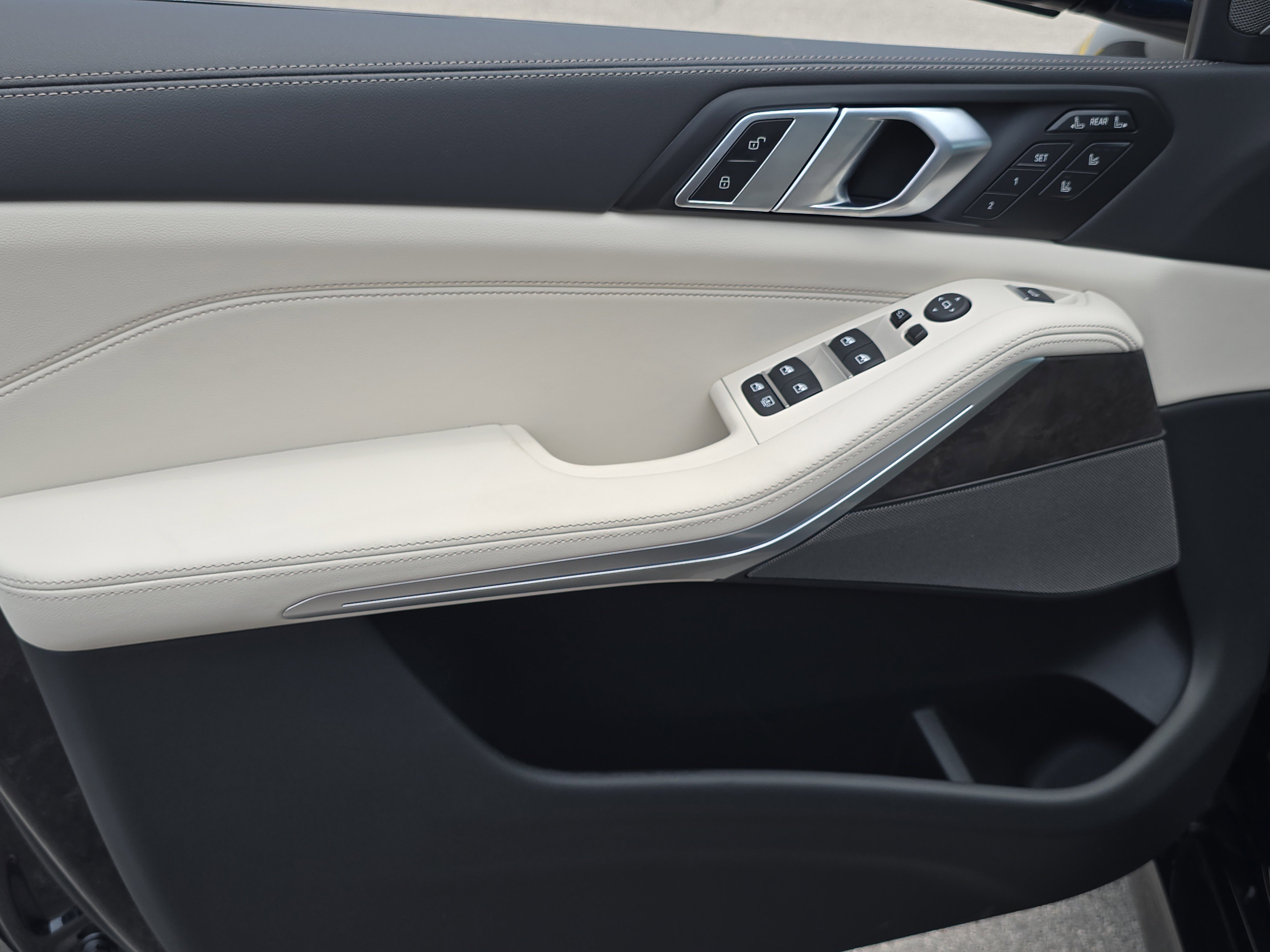 New 2026 BMW X7 M60i image 18