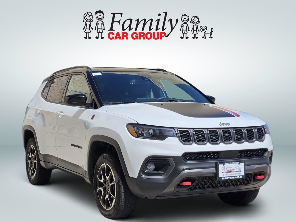 Used 2025 Jeep Compass Trailhawk AWD/4WD image 2