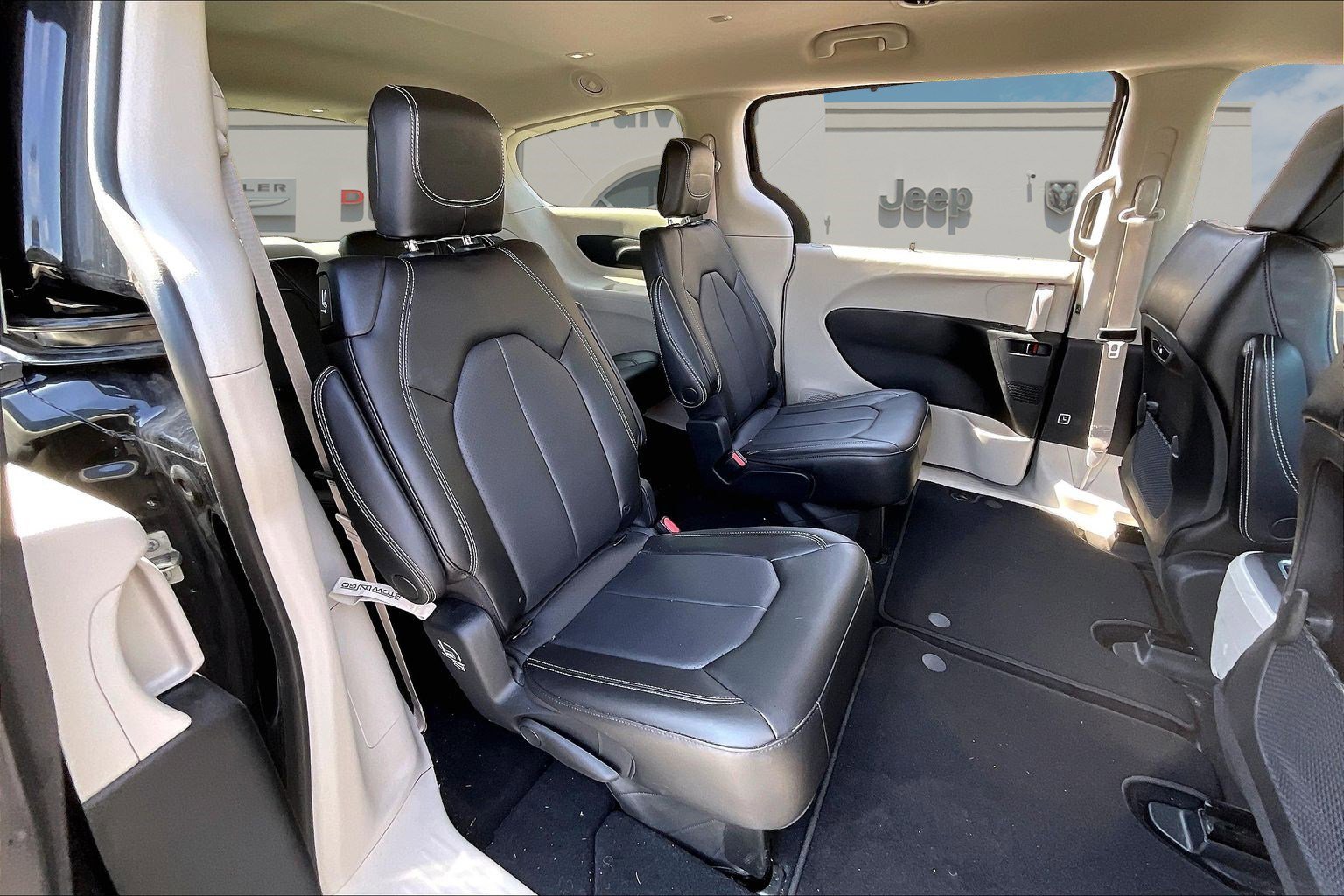 Used 2023 Chrysler Pacifica Touring-L image 24
