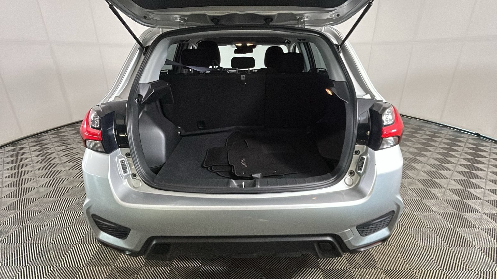 Used 2025 Mitsubishi Outlander Sport LE AWD/4WD image 29