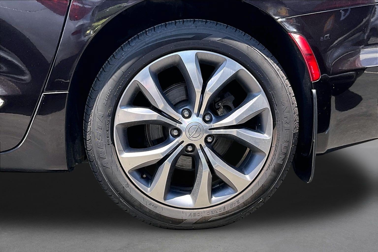 Used 2019 Chrysler Pacifica Limited w/ Advanced Safetytec Group FWD image 8