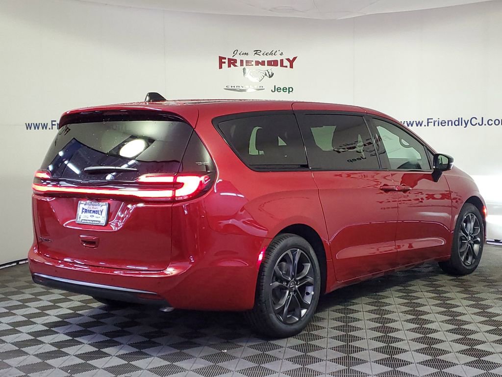 New 2026 Chrysler Pacifica Select image 3