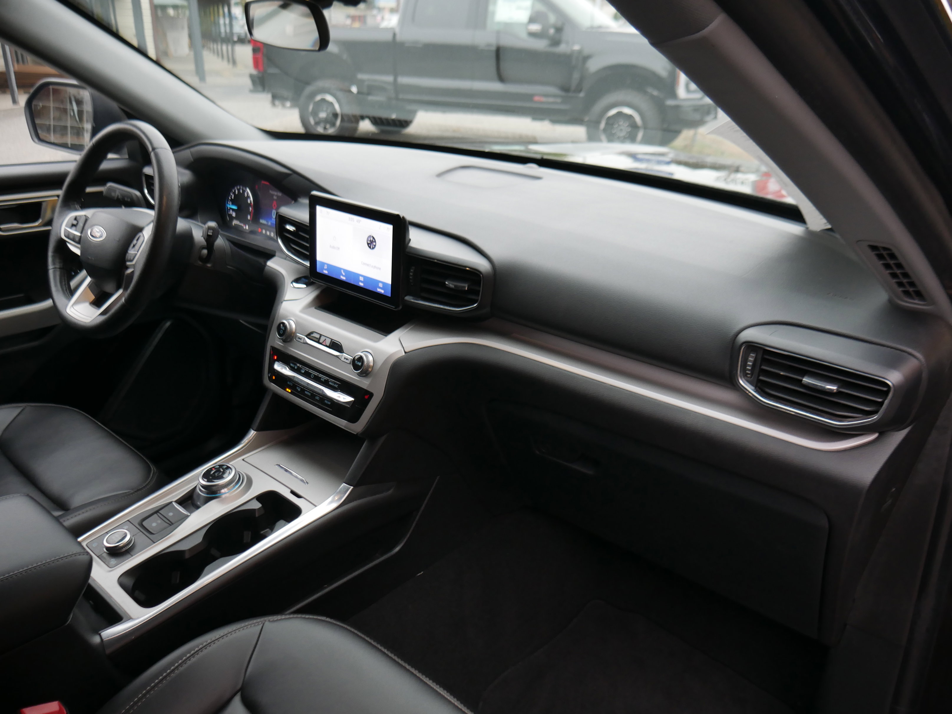 Certified 2024 Ford Explorer XLT w/ Equipment Group 202A image 25