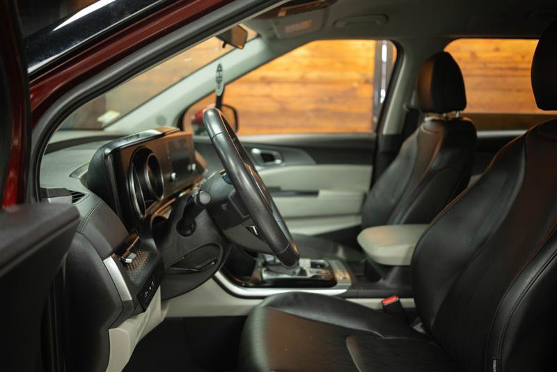 Used 2024 Kia Carnival LX image 8