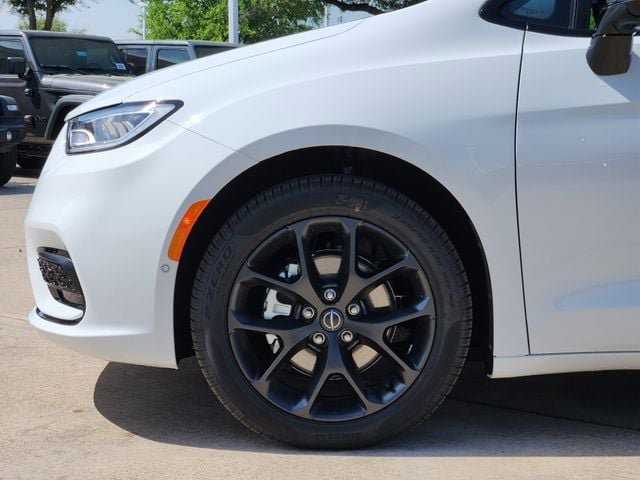 New 2026 Chrysler Pacifica Select FWD image 6