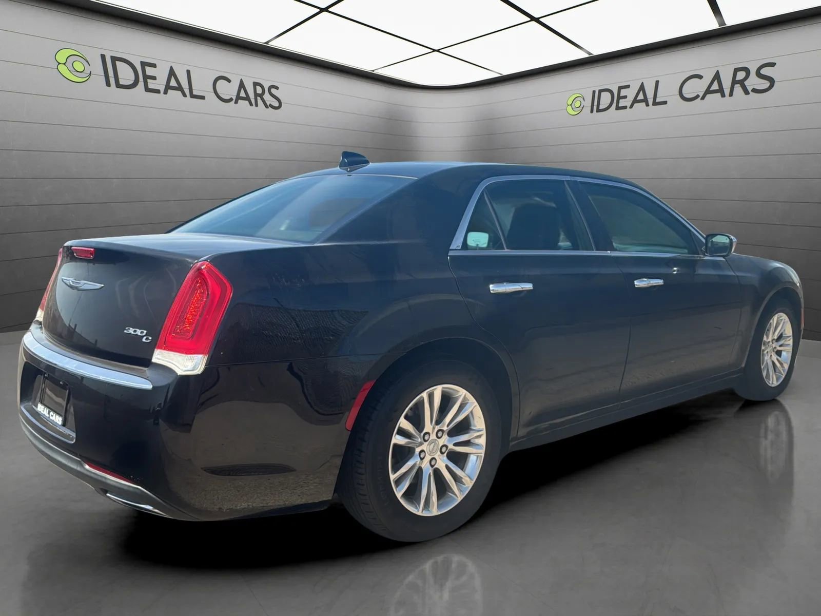 Used 2016 Chrysler 300 C RWD image 5