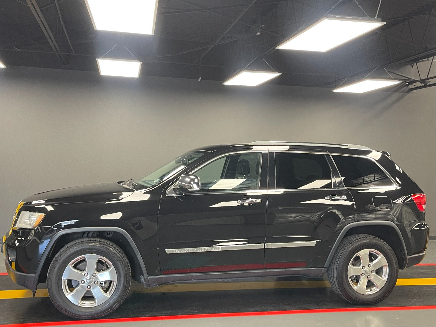 Used 2013 Jeep Grand Cherokee Limited RWD image 3