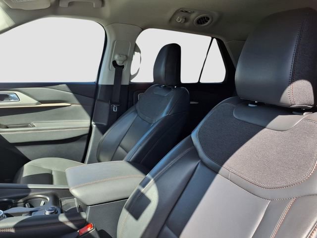 Used 2025 Ford Explorer Active w/ Active Comfort Package RWD image 17