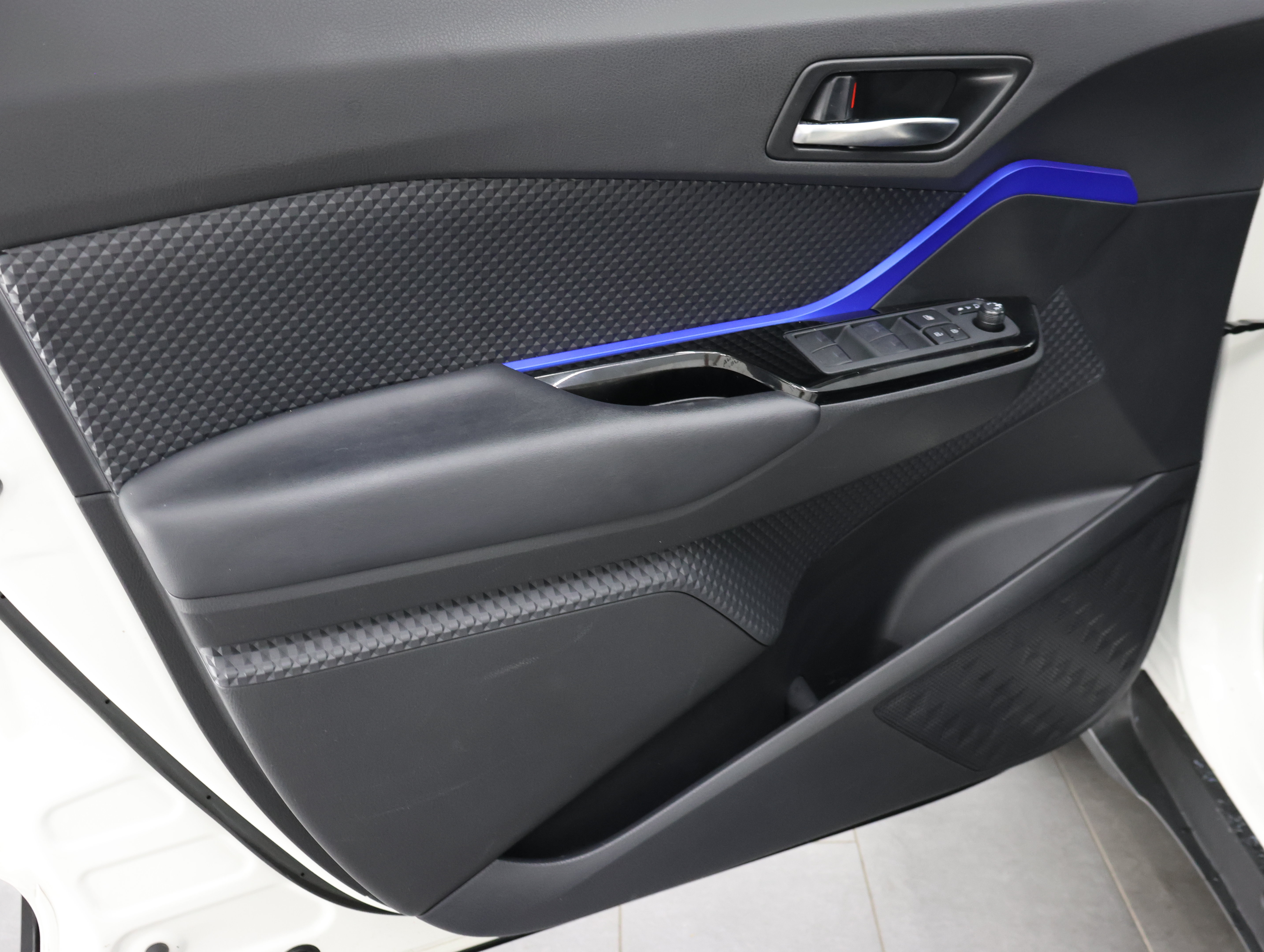 Used 2020 Toyota C-HR XLE FWD image 35