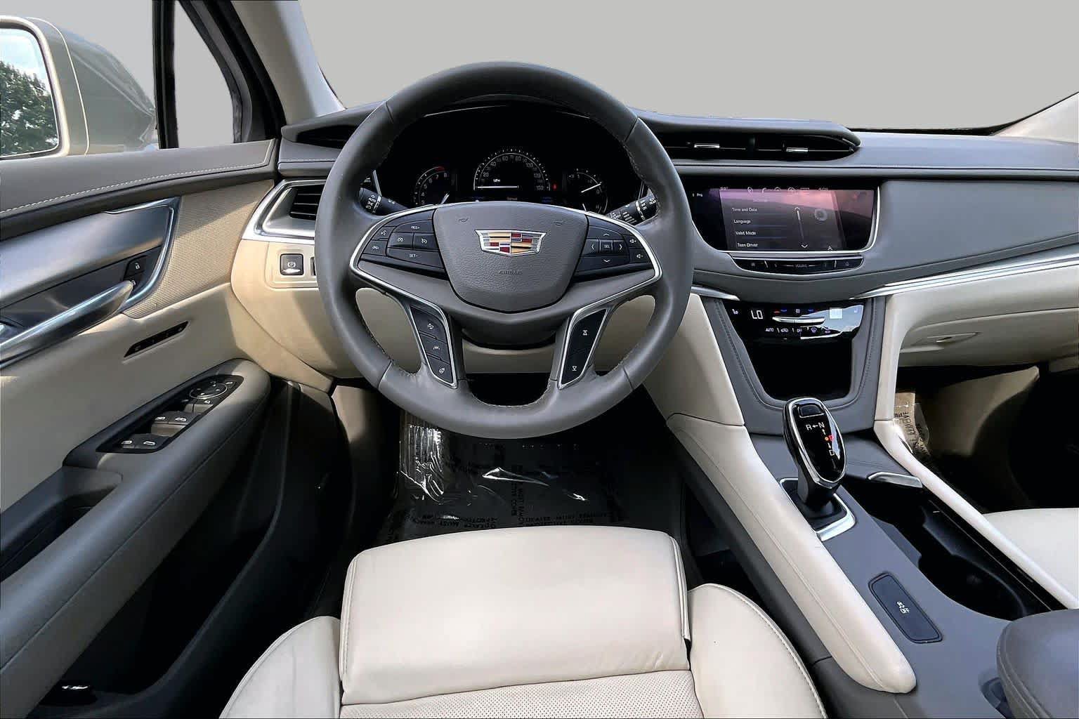 Used 2017 Cadillac XT5 Luxury w/ Driver Awareness Package FWD image 6