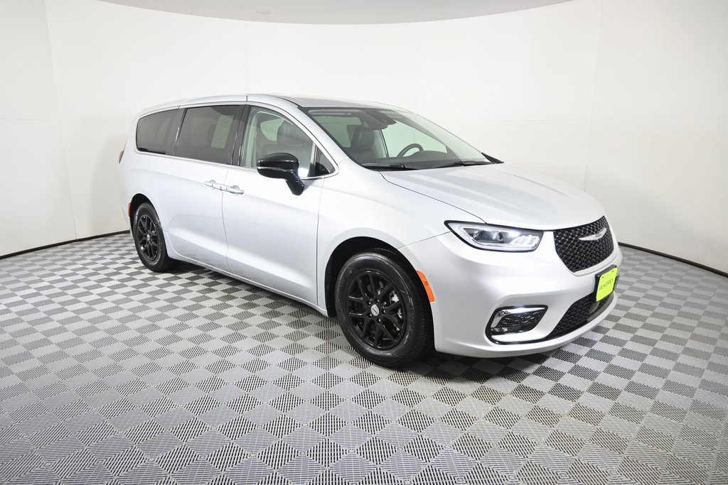 Used 2024 Chrysler Pacifica Touring-L image 9