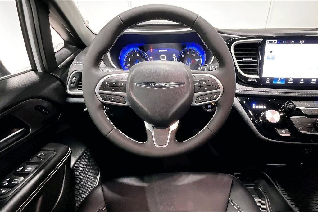 New 2026 Chrysler Pacifica Select image 12