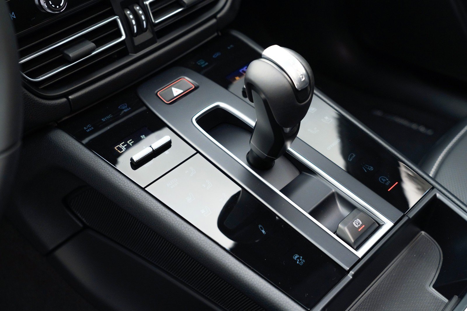 New 2026 Porsche Macan Turbo image 30