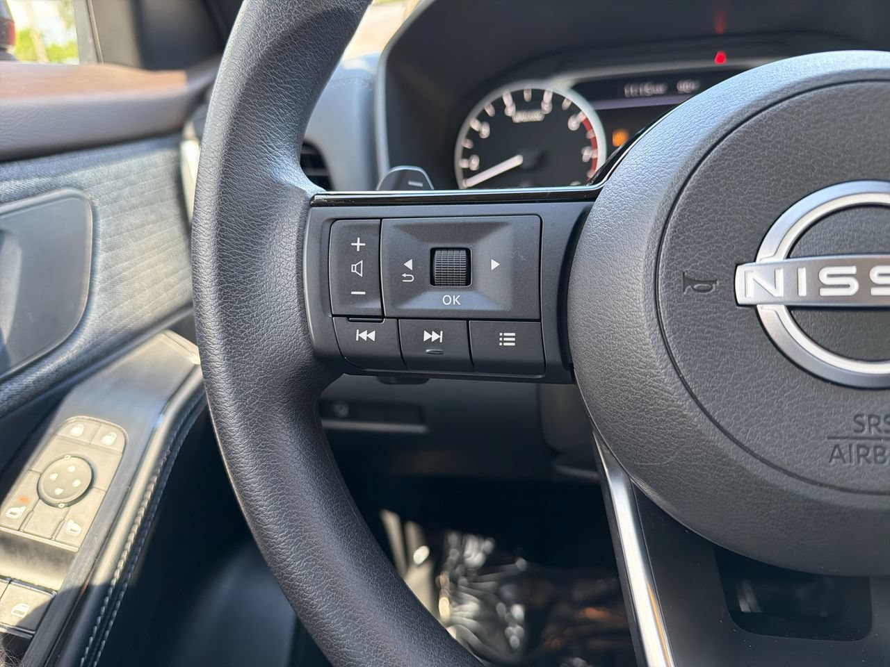Used 2023 Nissan Rogue SV FWD image 24