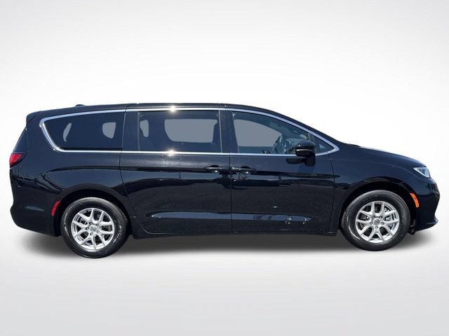Used 2025 Chrysler Pacifica Select FWD image 7