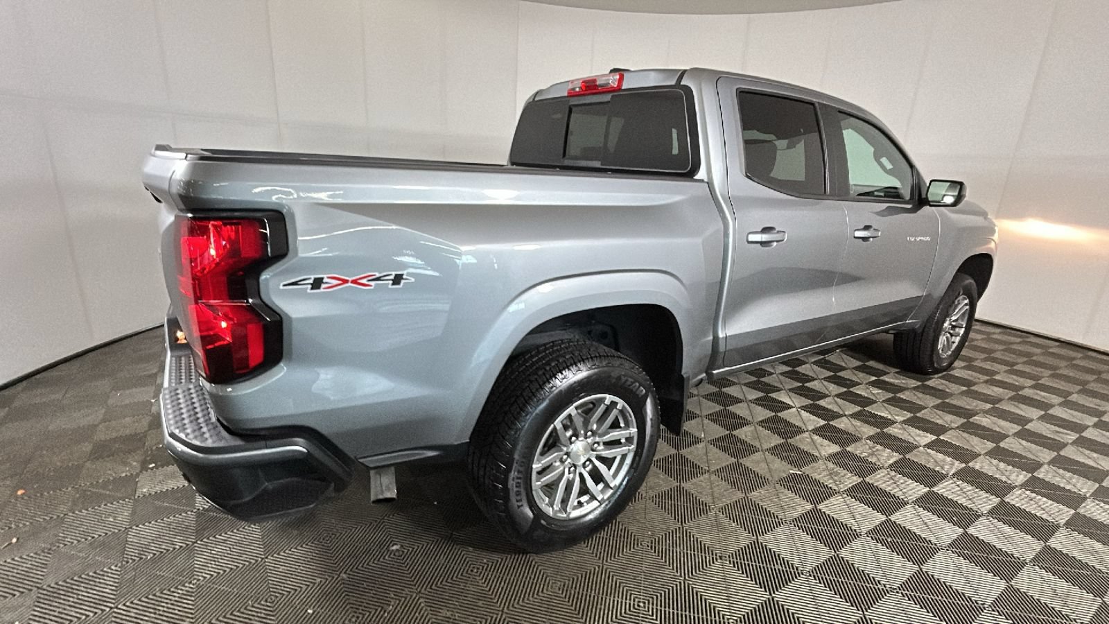Used 2024 Chevrolet Colorado LT w/ LT Convenience Package AWD/4WD image 2