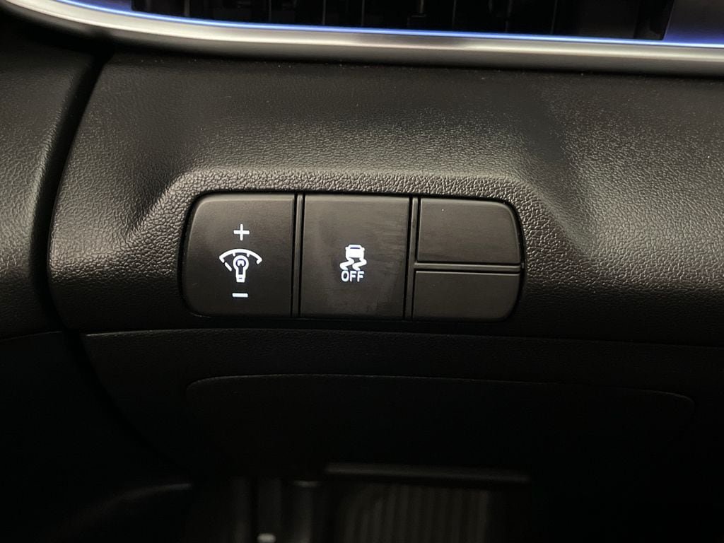 Certified 2025 Hyundai Elantra SEL FWD image 31
