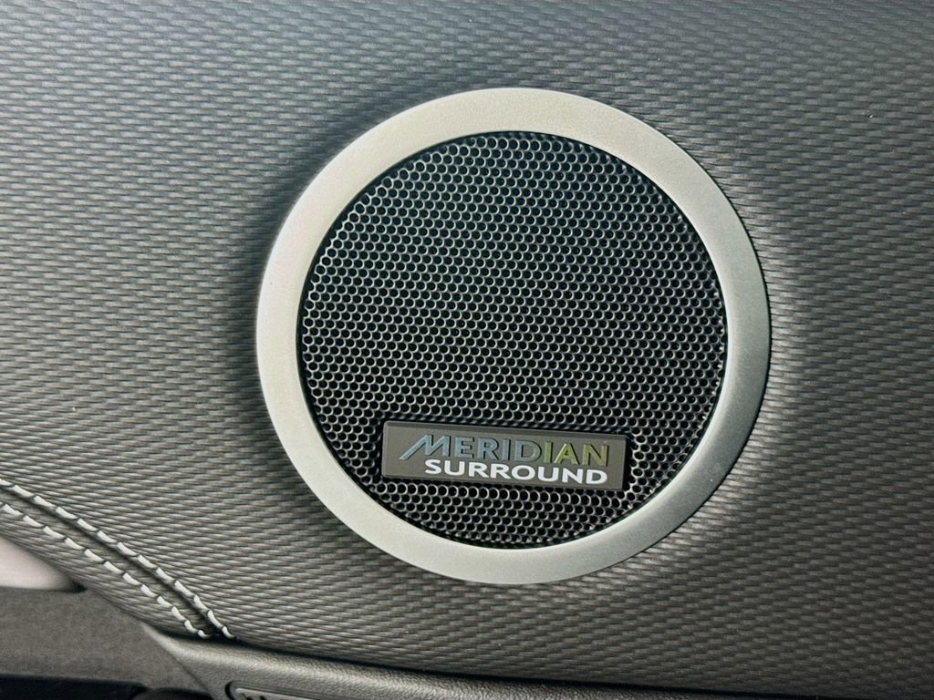 New 2025 Land Rover Discovery Dynamic SE image 18