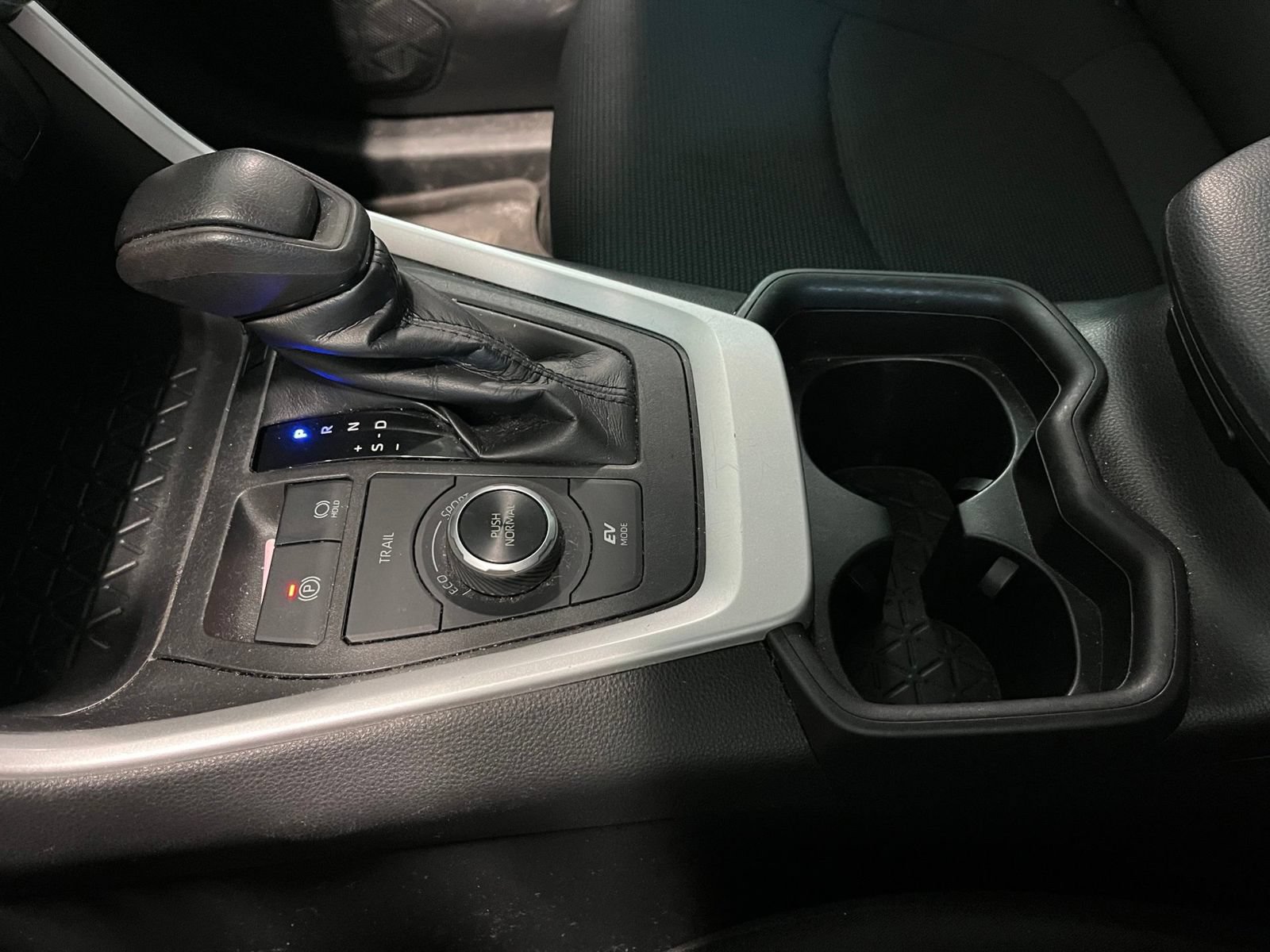 Used 2021 Toyota RAV4 LE AWD/4WD image 25
