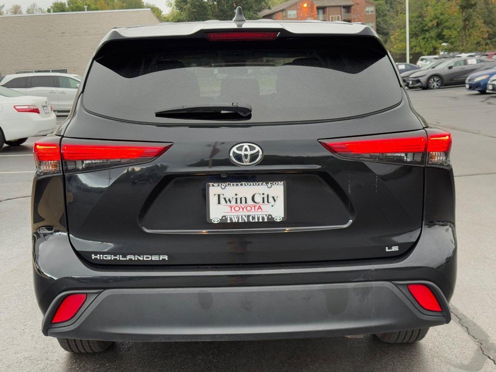 Used 2023 Toyota Highlander LE image 5